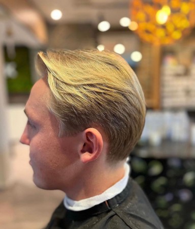 HAIRDRESSER FOR BOTH WOMEN AND MEN WANTED!